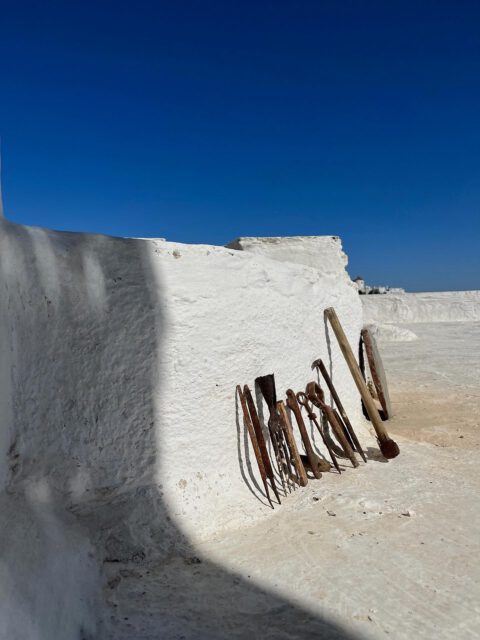 Shadow is a tool of Cycladic architecture 🔨⛏️🔧🛠️

#panotheartisthouse #panotinos #tinosisland #tinoscyclades #cycladicarchitecture #cyclades_islands #cyclades #triantarosartisthouse