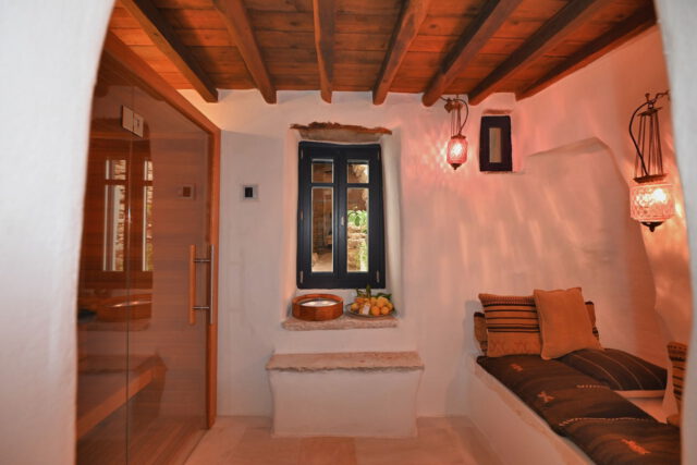 Unser Spa – zwischen Stein, Licht und stiller Erholung. Eingebettet in Marmor und inspiriert von antiken Bädern folgt es einem einfachen Rhythmus aus Wärme, Wasser und Ruhe. Eine sanfte Biosauna für Sommernächte, eine wärmere Sauna für Winterabende – konzipiert für gemächliche Rituale, die man zu viert genießen kann. Die Sauna ist als Biosauna für warme Sommernächte konzipiert, mit sanfter Wärme kombiniert mit Aroma- und Farbtherapie.✨🌿#tinos #cycladicliving #bathhouse